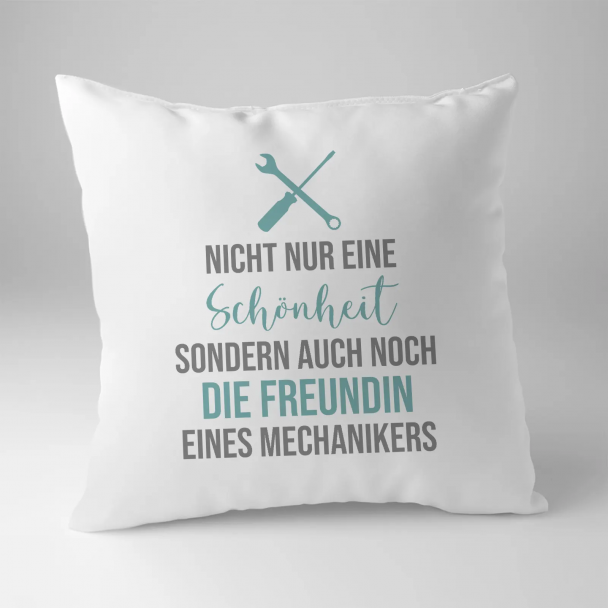Nicht nur eine Schönheit, sondern auch noch die Freundin eines Mechanikers Nicht nur eine Schönheit, sondern auch noch die Freundin eines Mechanikers